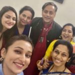 Shashi Tharoor Trolled For Viral Pic With Women MPs